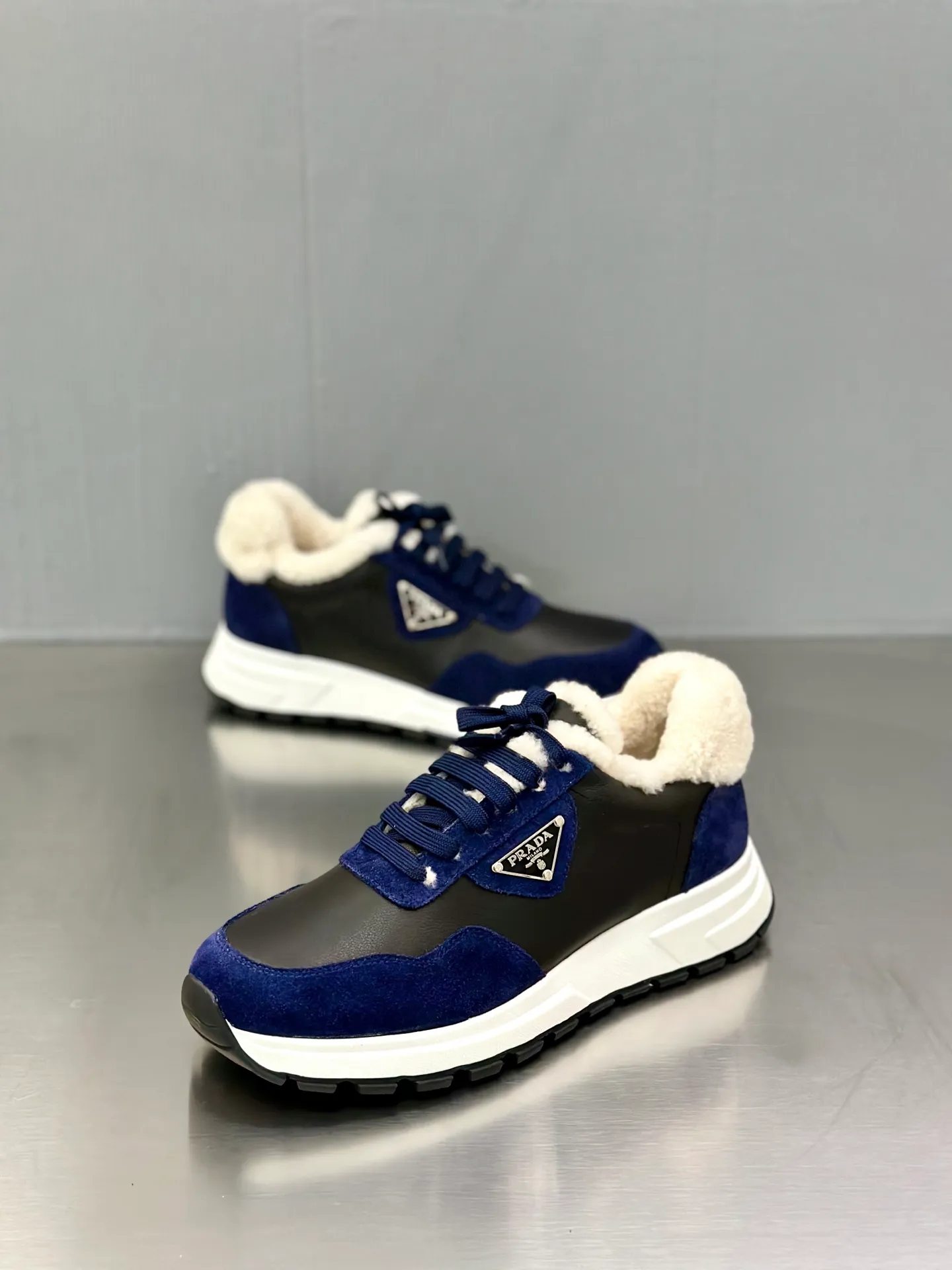 💰780 Prada/Prada men's new wool sneakers. This sneaker presents a modern version, reinterpreting the brand's archive style with clean lines and smooth details. The shoes are made of calf leather and technical fabric, with a triangular metal logo on the outside, bright TPU decoration on the heel, and a longer and padded inner heel design for a more comfortable fit. The tongue is decorated with a silk-screen logo, and is paired with a hollow rubber sole on the heel. The full cowhide lining comes standard with logo cowhide foot pads, making the upper foot taller, more comfortable, and versatile! Comes with full original packaging! Size: 39-40-41-42-43-44 standard leather shoe size (45 can be customized and does not support returns)